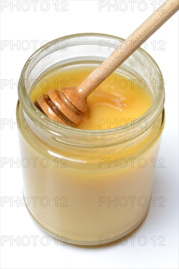 Cremiger Bienenhonig in Glas und Honigloeffel