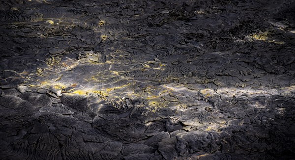 Lavafeld mit Schwefelablagerungen