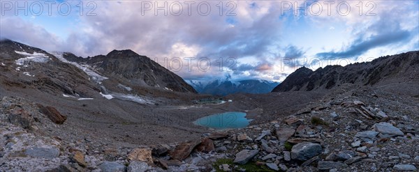 Grueebugletscher mit Gletschersee und Abendstimmung