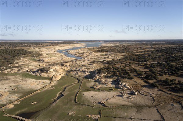 Luftaufnahme der Landschaft am Auslaeufer des Almendra Stausee im Bezirk Salamanca
