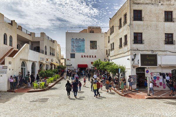 Cafe und Geschaefte mit Touristen auf der Plaza Nueva
