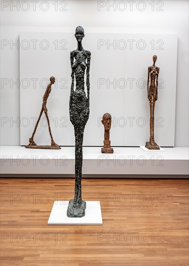 Moderne Statuen im Museum