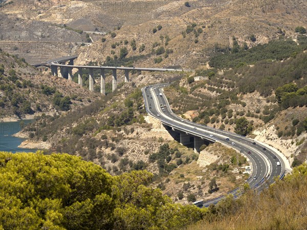 Die spanische Autobahn A-44 fuehrt entlang dem Stausee des Rio Guadalfeo bei Orgiva in die Berge der suedspanischen Provinz Granada
