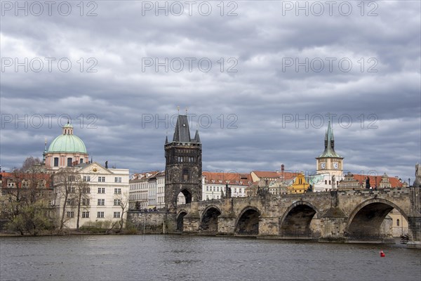 Karlsbruecke mit Altstaedter Brueckenturm und Kreuzherrenkirche