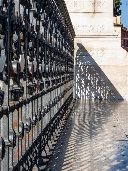 Shade by the fence in front of the Monumento Nazionale a Vittorio Emanuele II