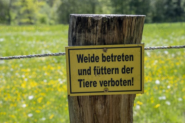 Sign 'Do not enter the pasture or feed the animals!' at a meadow in the Reitlingstal