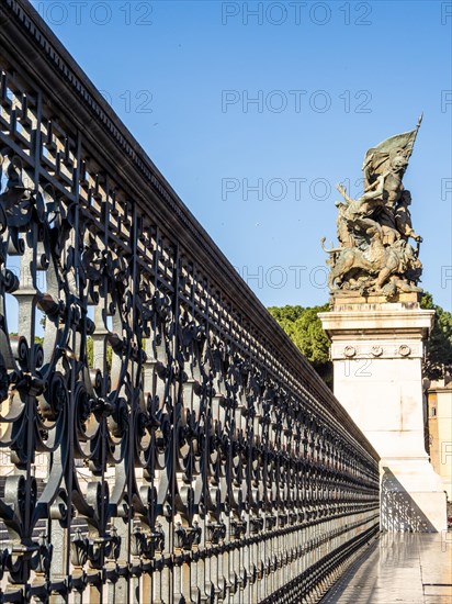 Shade by the fence in front of the Monumento Nazionale a Vittorio Emanuele II