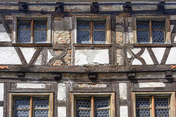 Facade with bull's-eye windows