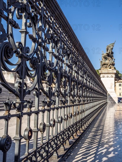 Shade by the fence in front of the Monumento Nazionale a Vittorio Emanuele II