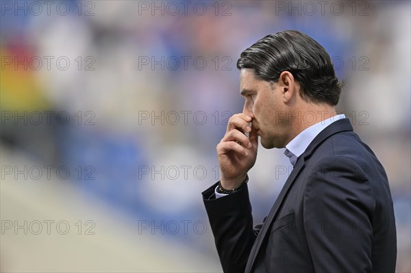 Coach Gerardo Seoane Bayer 04 Leverkusen gesture grabs his nose