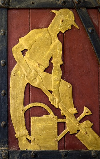 Historic figure on the door to the Ratskeller representing the craft of the gardener