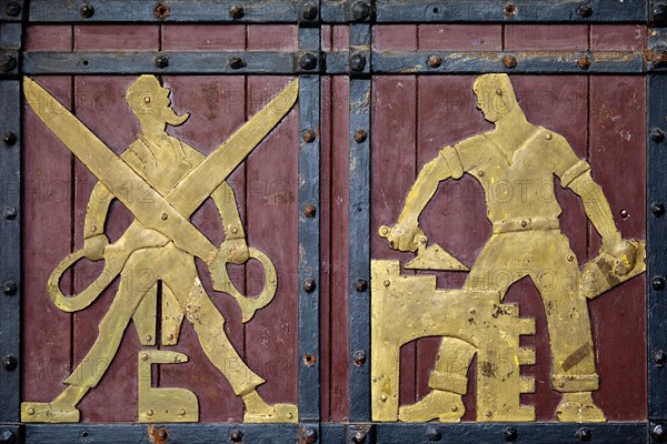 Historical figures on the door to the Ratskeller representing crafts