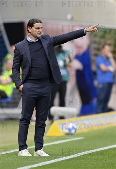 Coach Gerardo Seoane Bayer 04 Leverkusen gesture gesture