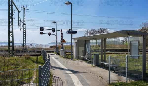 Lietzow railway station and platform