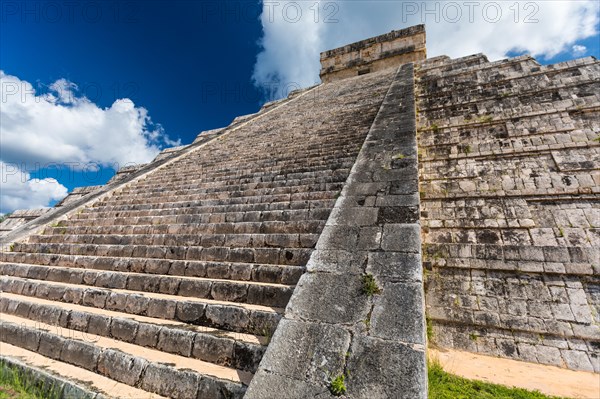 Mayan el castillo pyramid at the archaeological site in chichen itza