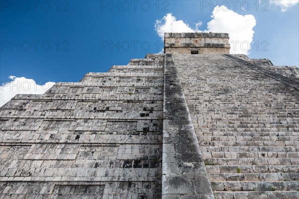 Mayan el castillo pyramid at the archaeological site in chichen itza