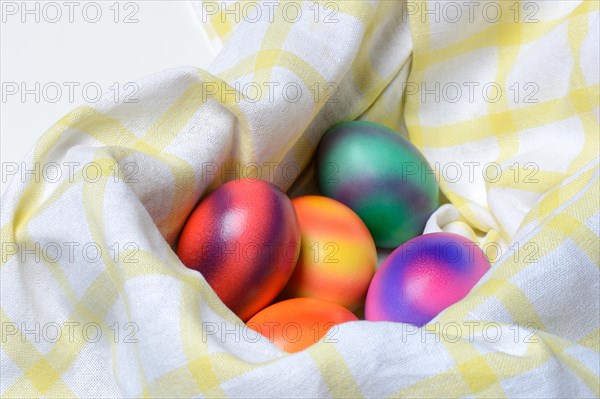 Gefaerbte Eier in Tuch