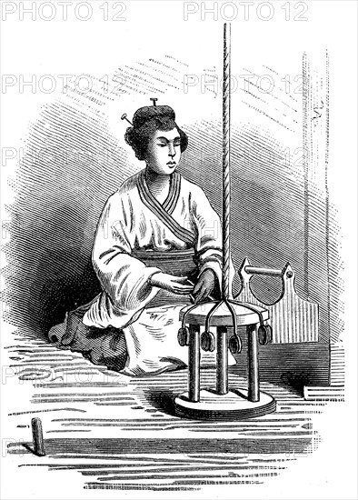 Japanische Frau beim Kloeppeln