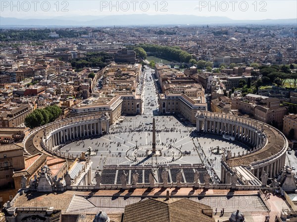 Ausblick von der Kuppel der Basilika San Pietro oder Petersdom auf den Petersplatz und Via della Conciliazione