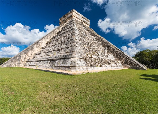 Mayan el castillo pyramid at the archaeological site in chichen itza