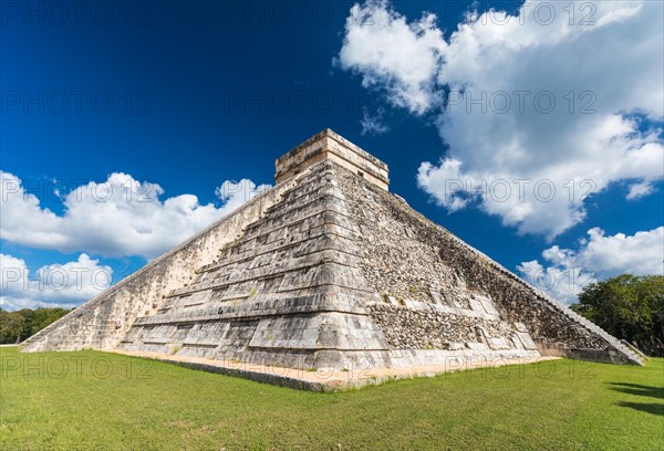 Mayan el castillo pyramid at the archaeological site in chichen itza