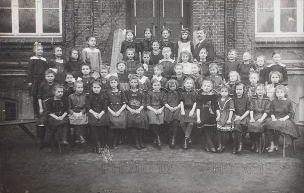 Class photo of a girls' school