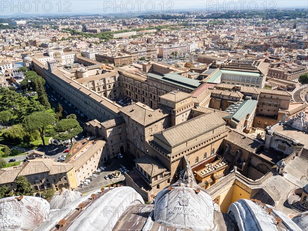 Ausblick von der Kuppel der Basilika San Pietro oder Petersdom auf die Vatikanischen Museen