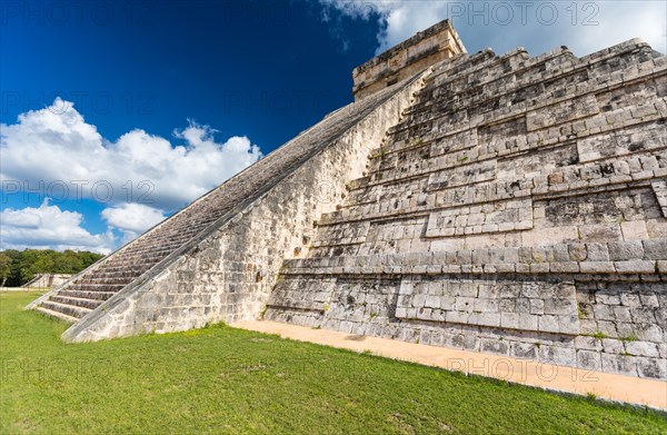 Mayan el castillo pyramid at the archaeological site in chichen itza