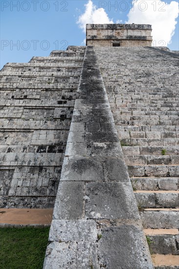 Mayan el castillo pyramid at the archaeological site in chichen itza