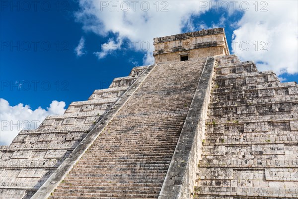 Mayan el castillo pyramid at the archaeological site in chichen itza