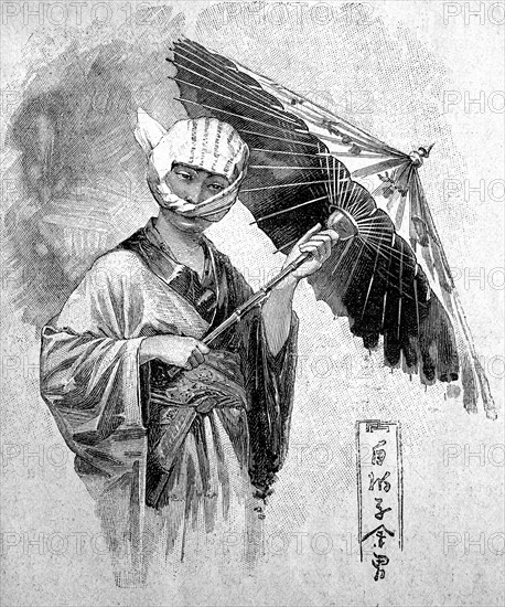 Japanisches Maedchen in Strassenkleidung mit Kopftuch aus Musselin und Sonnenschirm im Jahre 1880