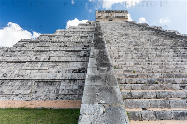 Mayan el castillo pyramid at the archaeological site in chichen itza