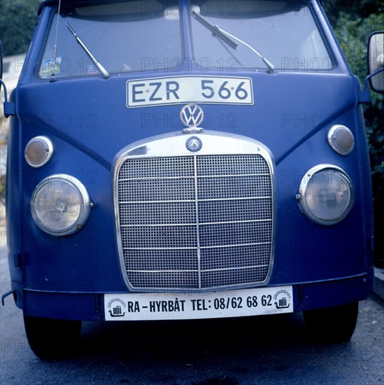 VW Bus mit Mercedes Benz Grill