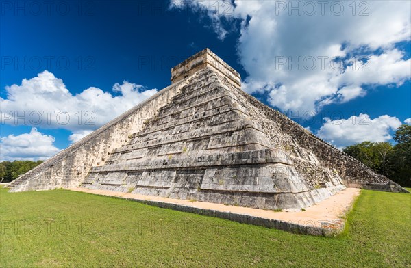 Mayan el castillo pyramid at the archaeological site in chichen itza