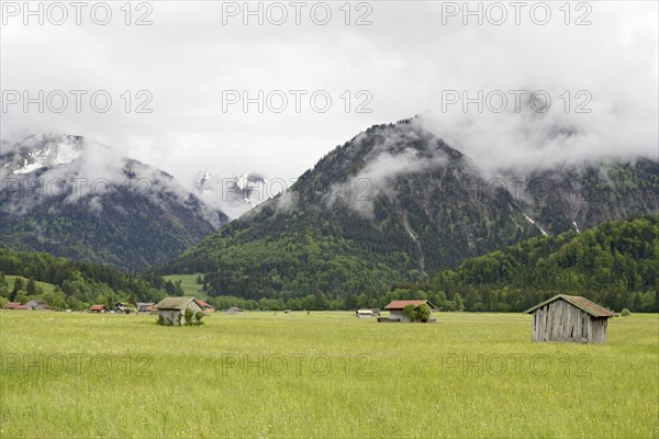 View from the Loretto meadows to the cloud-covered mountain Himmelschrofen