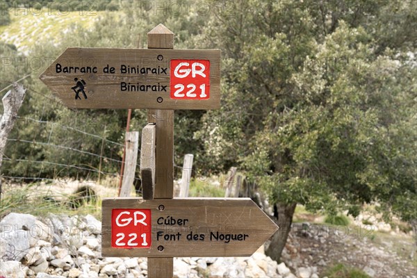 Signpost hiking trail GR 221 at the reservoir Cuber