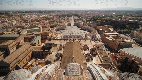 Ausblick von der Kuppel der Basilika San Pietro oder Petersdom auf den Petersplatz und Via della Conciliazione