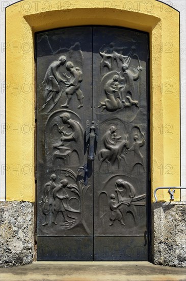 Metal gate with half reliefs
