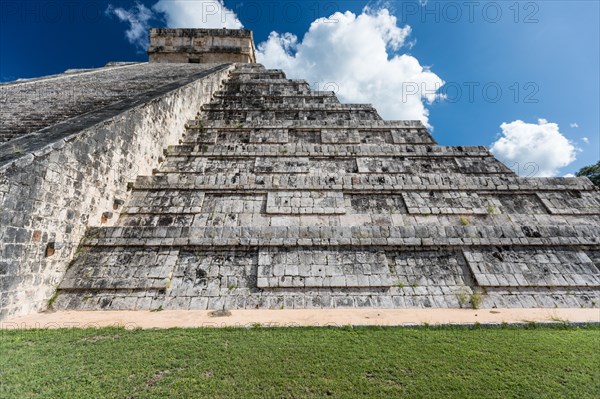 Mayan el castillo pyramid at the archaeological site in chichen itza