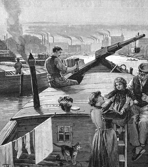 Familie auf einem Lastkahn auf der Spree vor Berlin