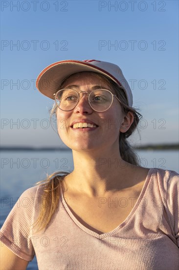 Junge Frau blickt in die Kamera