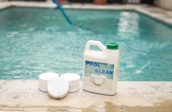 Pool cleaning chlorine tablets kit