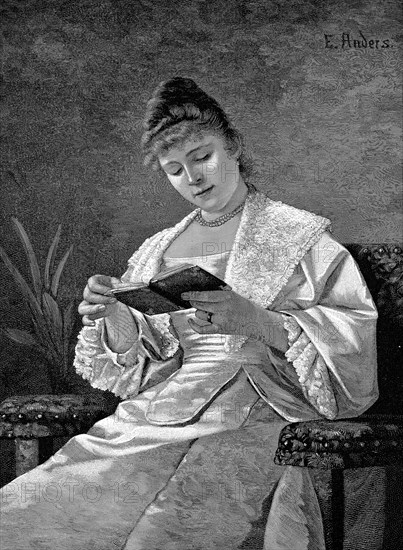 Frau liest Gedankenverloren in einem Buch