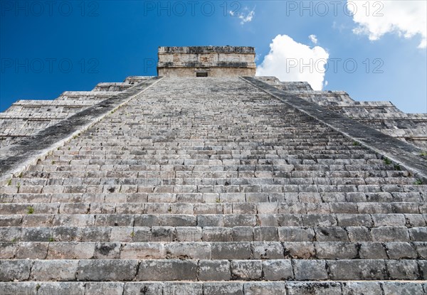 Mayan el castillo pyramid at the archaeological site in chichen itza