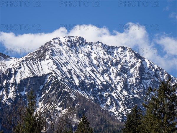 Schnee auf den Berggipfeln im Fruehjahr