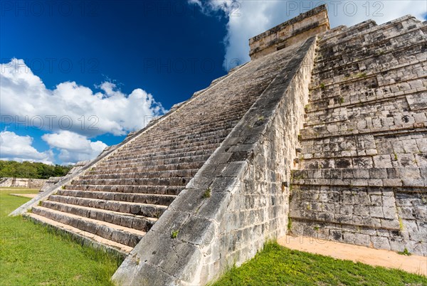 Mayan el castillo pyramid at the archaeological site in chichen itza