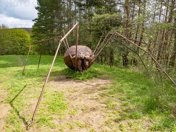 Ueberdimensionale Spinne aus Stahl von Andreas Furtwaengler in der Naehe vom Schoenbuchturm im Naturpark Schoenbuch bei Herrenberg