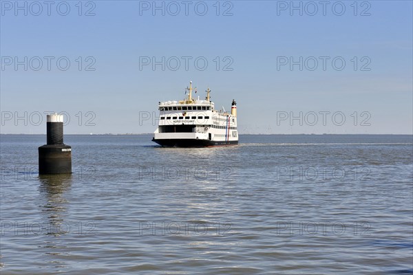 Faehrschiff bei der Einfahrt in den Hafen von Wyk auf Foehr