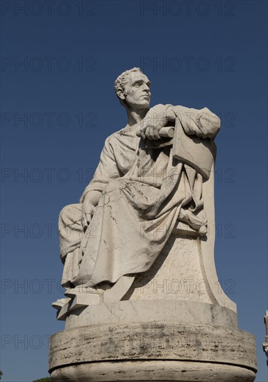 Statue von Licinio Crasso am Palazzo di Giustizia