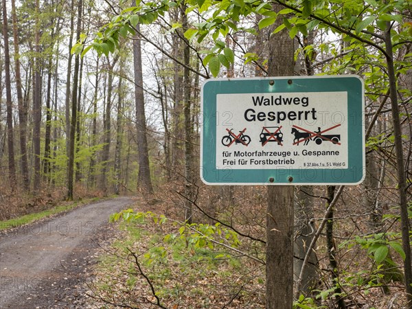 Schild Waldweg gesperrtâ€œ im Naturpark Schoenbuch bei Herrenberg